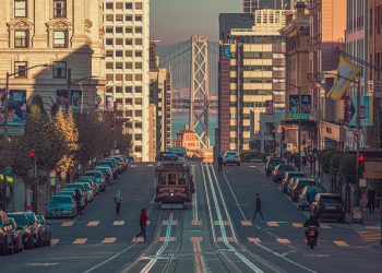 Șofer prinși folosind o bandă pentru mai mulți pasageri cu un manechin la bord în California