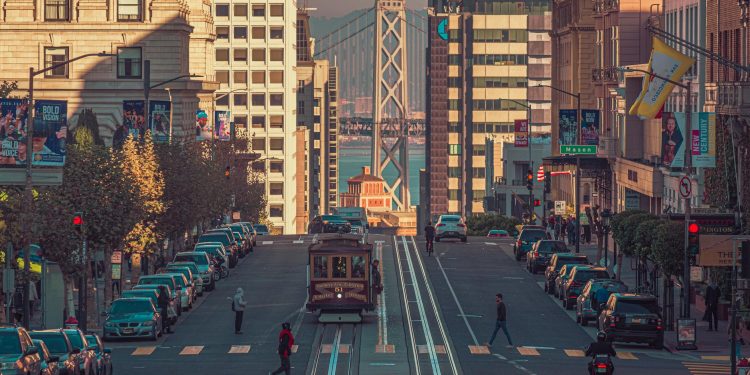 Șofer prinși folosind o bandă pentru mai mulți pasageri cu un manechin la bord în California