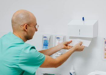 Dispenserele profesionale de hârtie, soluție pentru reducerea risipei în companii