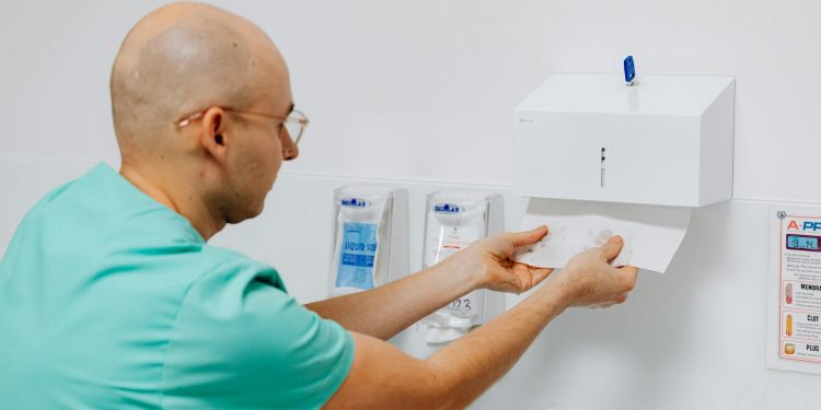 Dispenserele profesionale de hârtie, soluție pentru reducerea risipei în companii
