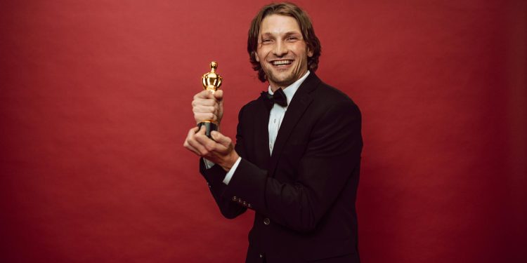 Bolojan, caricaturizat la Gala Gopo: avertisment despre bugete austere în cinema