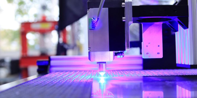 Debitarea laser crește precizia pieselor industriale: soluție pentru toleranțe stricte