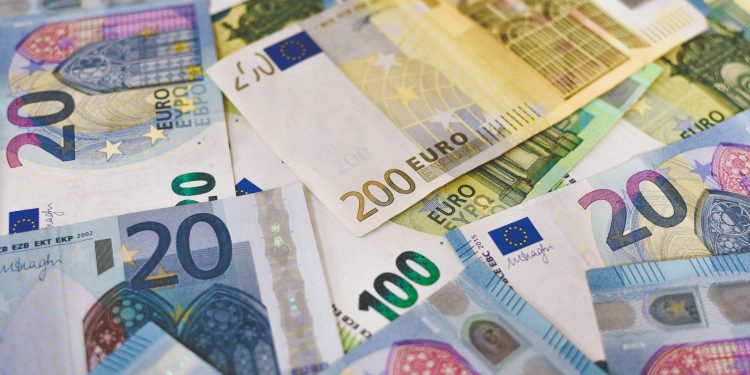 Euro crește ușor față de leu, la 5,2489 lei