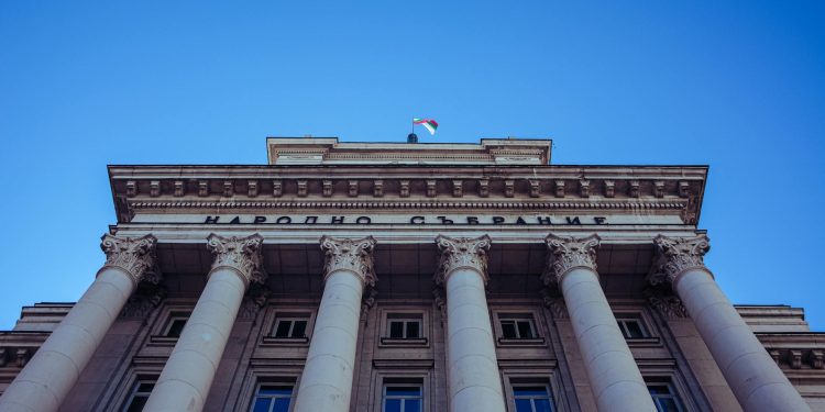 Primarul Chişinăului, scos cu forța din plenul Parlamentului moldovenesc