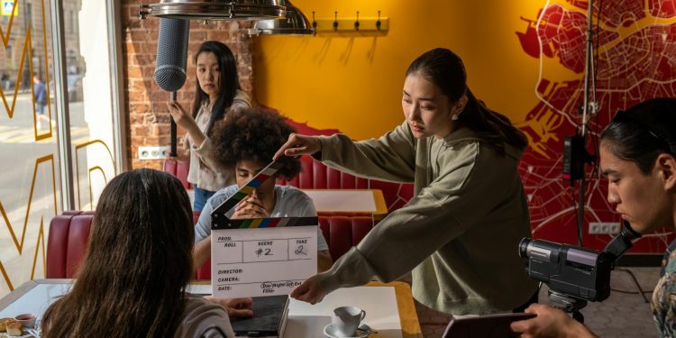Cate Blanchett și Selena Gomez, staruri într-un film cu acordări de vârstă