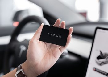 Tesla acuzată de prezentarea unor date siguranță înșelătoare pentru FSD în Europa
