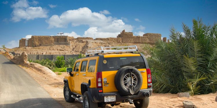 Hummer X: concepte electrice SUV și pickup cu 7 ecrane la bord