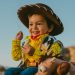 Taylor Swift apare neașteptat la premiera Toy Story 5 și interpretează o piesă proprie
