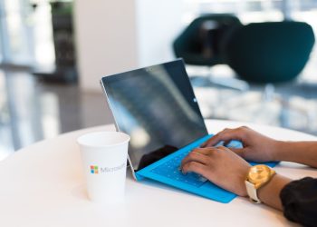 Branding-ul în era AI: cum se transformă storytelling-ul, potrivit unui designer Microsoft