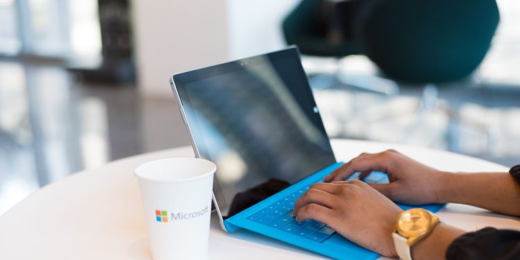 Branding-ul în era AI: cum se transformă storytelling-ul, potrivit unui designer Microsoft
