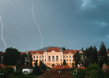 Cod portocaliu de furtuni cu grindină în șase județe, avertizare nowcasting