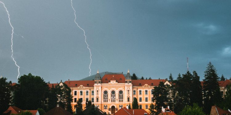 Cod portocaliu de furtuni cu grindină în șase județe, avertizare nowcasting