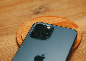 Apple crește vânzările de iPhone în contextul declinului pieței telefoanelor