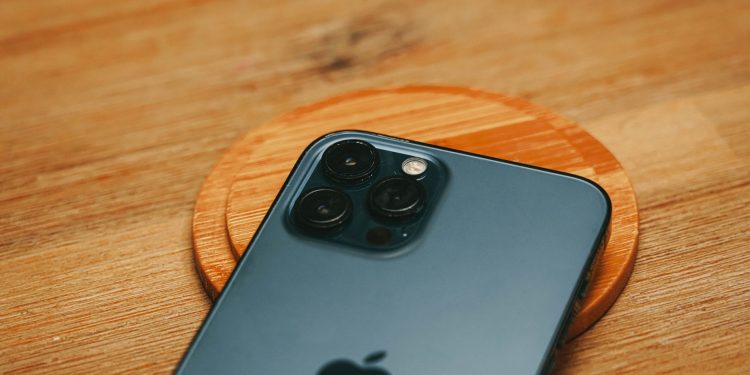 Apple crește vânzările de iPhone în contextul declinului pieței telefoanelor