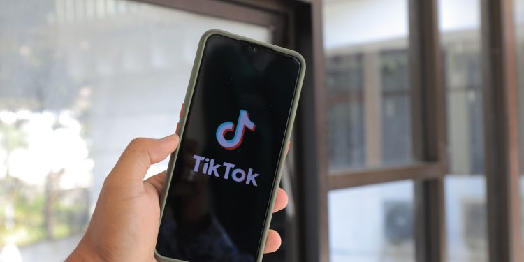 TikTok lansează Symphony Agent, AI pentru marketeri și agenții de publicitate