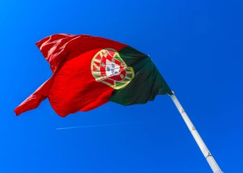 Portugalia blochează legea care interzice afișarea steagurilor ideologice