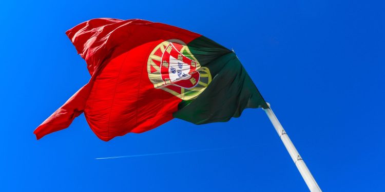 Portugalia blochează legea care interzice afișarea steagurilor ideologice