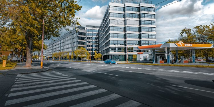 OMV eMotion și Petrom Electric reduc tariful la încărcare în zilele lucrătoare