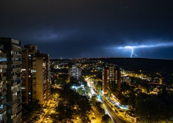 Vreme schimbătoare în București: caniculă de 39°C urmată de furtuni torențiale