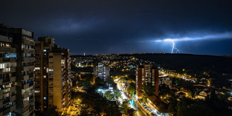 Vreme schimbătoare în București: caniculă de 39°C urmată de furtuni torențiale