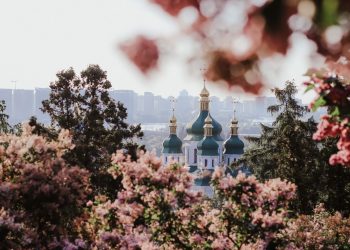 Atacuri în Ucraina: nouă decedați și pagini de istorie afectate de un incendiu într-o mănăstire din Kiev