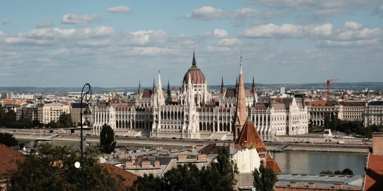 AUR crește în parlament, în timp ce PSD și PNL revin la vechile Obiceiuri