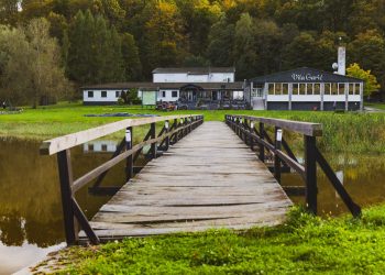 Temeri în disputele pentru guvern: liderii PNL, USR-UDMR, Bolojan, Grindeanu, Fritz și Kelemen la Vila Lac