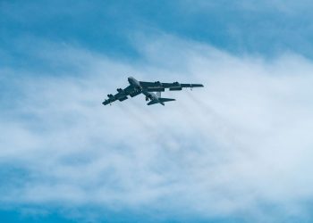 B-52 american prăbușit în California în aceeași zi cu pierderea unei aeronave similare în Rusia