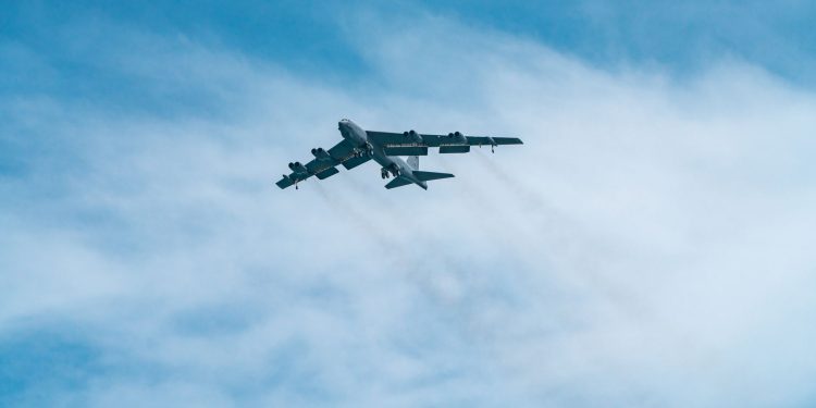 B-52 american prăbușit în California în aceeași zi cu pierderea unei aeronave similare în Rusia