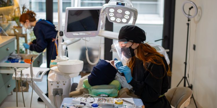 Dental Elite își extinde capacitățile printr-un proiect finanțat UE pentru investiții în echipamente și sustenabilitate