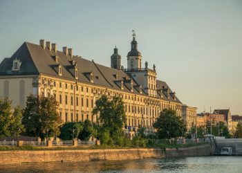 Fulger lovește fântâna multimedia din Wrocław în timp ce copii se joacă aproape