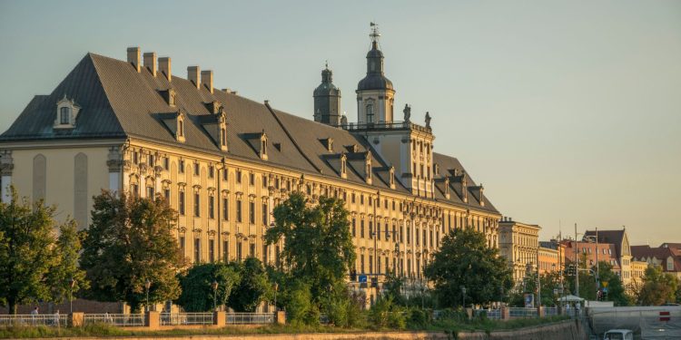 Fulger lovește fântâna multimedia din Wrocław în timp ce copii se joacă aproape