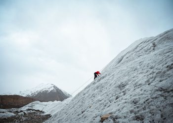 Documentarul urmărește viața unui alpinist român de 87 de ani și povestea sa de iubire cu partenera sa