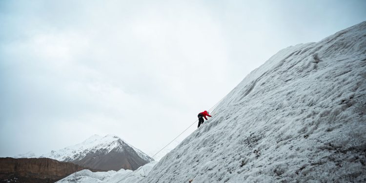 Documentarul urmărește viața unui alpinist român de 87 de ani și povestea sa de iubire cu partenera sa