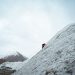 Documentarul urmărește viața unui alpinist român de 87 de ani și povestea sa de iubire cu partenera sa