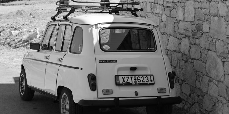 Renault 4 Plein Sud: versiune electrică cu plafon textil, între decapotabil și hatch