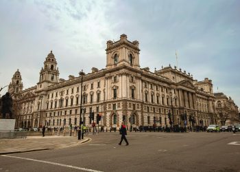 Demisie în guvernul britanic: ministrul apărării renunță după dispută despre buget