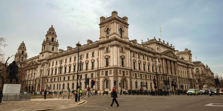 Demisie în guvernul britanic: ministrul apărării renunță după dispută despre buget