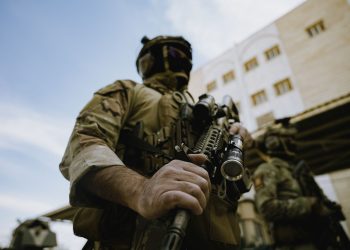 SUA ridică blocada porturilor iraniene, rămân în zonă