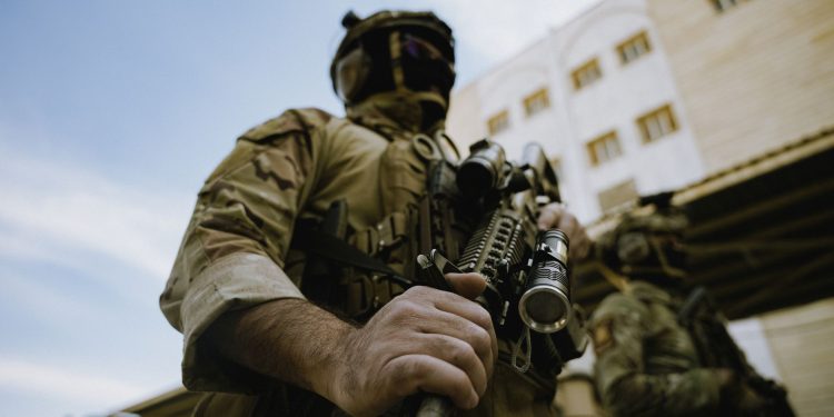 SUA ridică blocada porturilor iraniene, rămân în zonă
