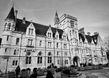Anglia poate impune condiții noi pentru împrumuturile studențești în 30.000 de cazuri anual