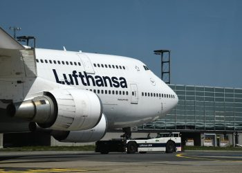 Incident la Frankfurt: botul unui Boeing prăbușește în parcare, mai mulți angajați răniți