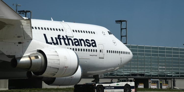 Incident la Frankfurt: botul unui Boeing prăbușește în parcare, mai mulți angajați răniți