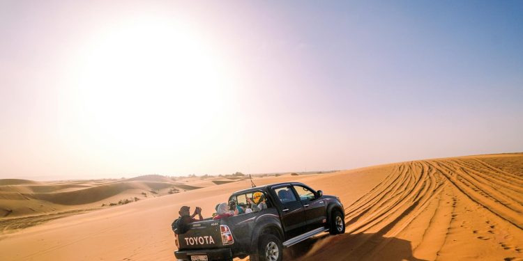 Zeci de oameni morți de sete în Sahara după defectarea unui camion; doar doi supraviețuitori