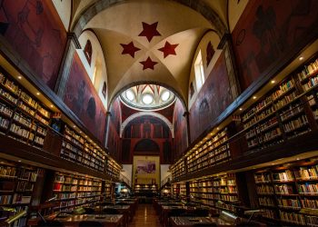Dua Lipa deschide în Porto o bibliotecă pentru cărți interzise și cenzurate