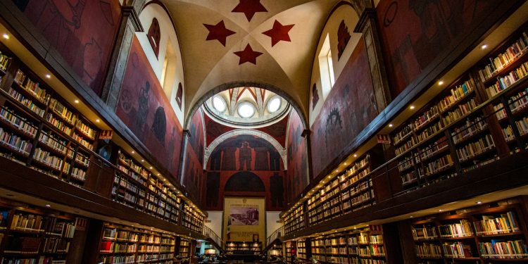 Dua Lipa deschide în Porto o bibliotecă pentru cărți interzise și cenzurate