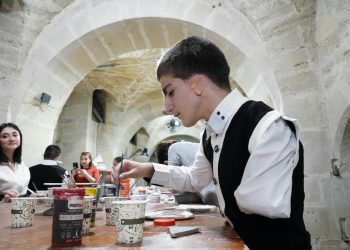 Opt studenți la arte avansează în finala New Wave Art Prize 2026, cu lucrări despre inteligența artificială