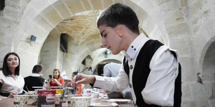 Opt studenți la arte avansează în finala New Wave Art Prize 2026, cu lucrări despre inteligența artificială