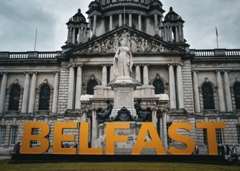 Locuințe ale migranților din Belfast, ținte ale grupurilor extremiste după un atac violent