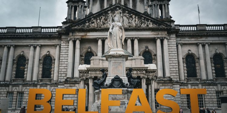 Locuințe ale migranților din Belfast, ținte ale grupurilor extremiste după un atac violent